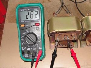 Measuring computer power supply voltage
